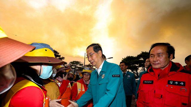 한 대행, 복귀 첫날 의성行…산불 진화인력 안전에 만전”