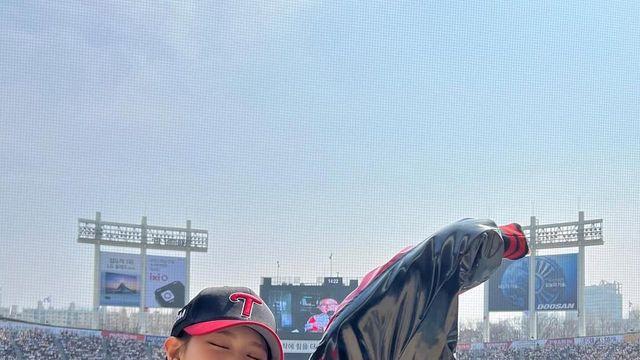 미연, 스타일리시한 야구 유니폼으로 팬들의 시선 강탈