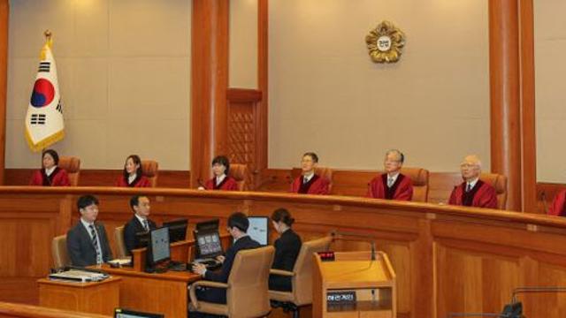 갈라진 헌재 의견에…尹 '4월 선고설' 힘 받아