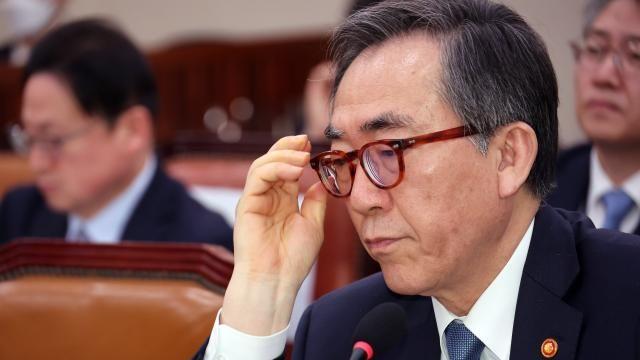 외교부, '검찰총장 자녀 취업특혜' 의혹에 