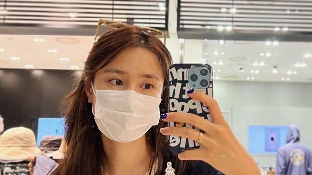 진아름, 여유로운 핏의 카고 팬츠와 크롭 티셔츠로 완성한 도시의 소녀룩