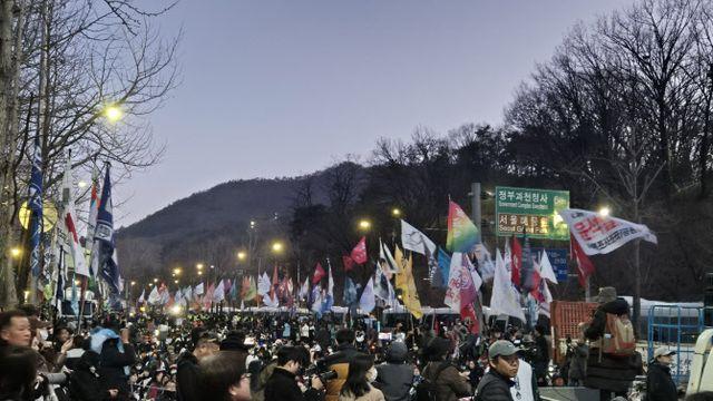 ‘트랙터 시위’ 남태령 6시간째 대치…`尹 지지자`도 몰려 혼란