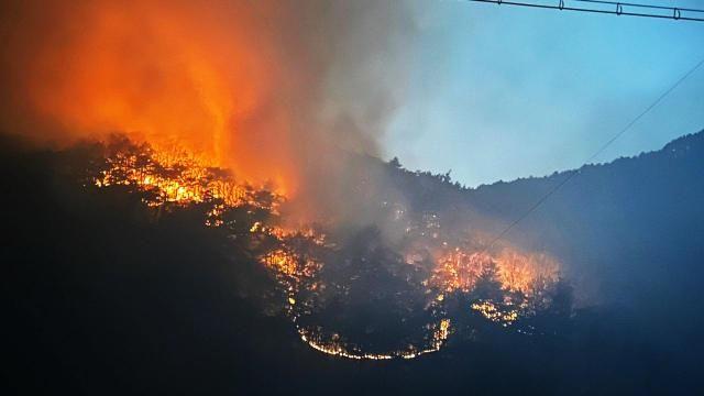 안동까지 번진 산불…'국보' 하회탈·병산탈, 세계유산 봉정사 '초비상'