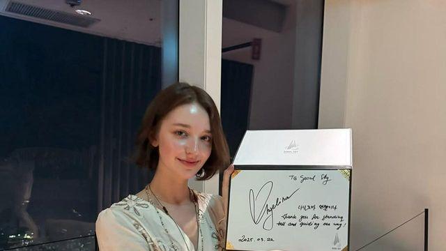 아이보리 드레스와 블랙 부츠... 자연처럼 투명하고 예술처럼 자유로운 안젤리나 다닐로바