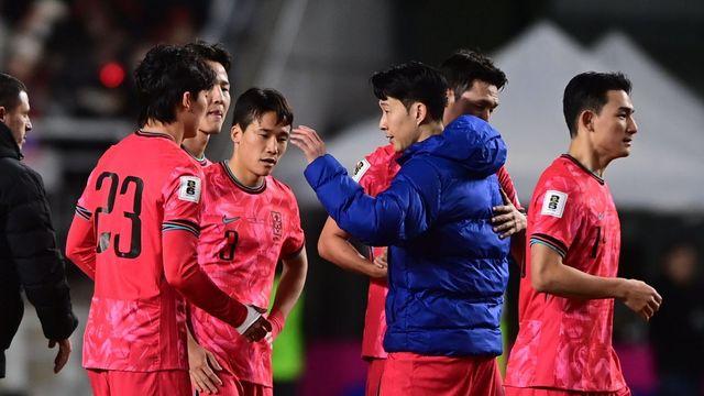 동료들을 격려하는 손흥민