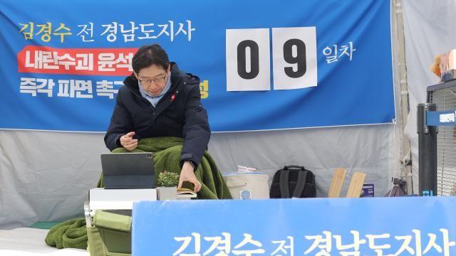 문재인, '단식 중 병원행' 김경수에 전화 