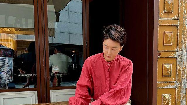 진서연, 우아한 슬릿 스커트로 완성한 자연스러운 도시의 룩