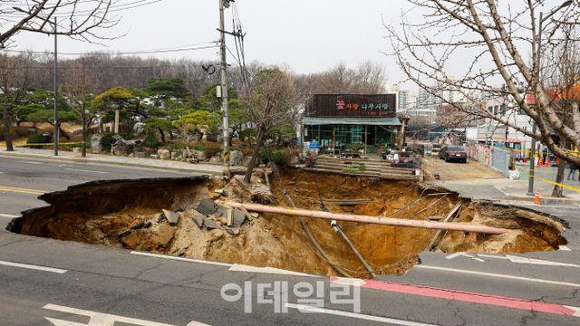 강동구 싱크홀, 지하 공사 영향 줬나…도심 지반 안전 '적신호'