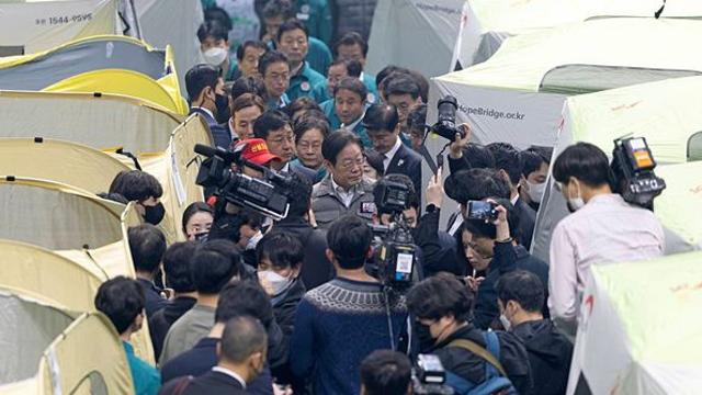 무죄 선고 받자마자...산불 번진 고향 안동 찾은 이재명이 한 말