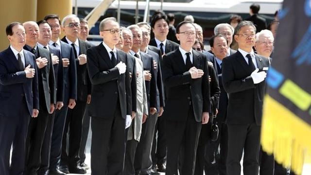 이명박 전 대통령, 올해도 천안함 용사들 참배하며 눈물