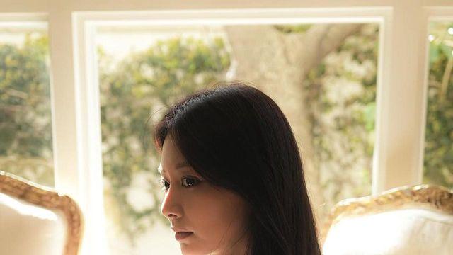 햇살 아래, 쯔위는 고요하게 빛났다