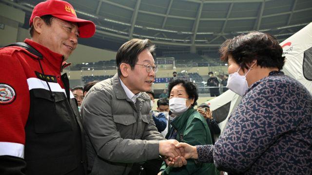 이재명, 2심 무죄 선고받자마자 안동 찾아… 산불 이재민 '위로'
