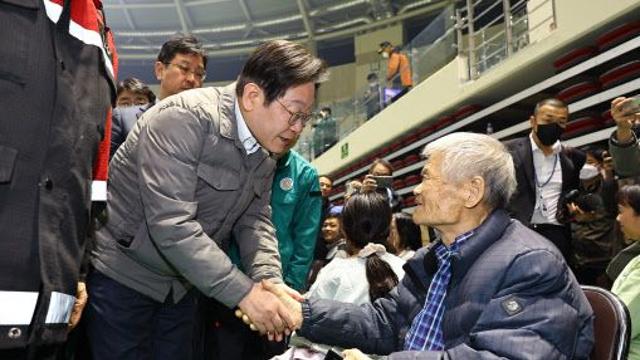 이재명, 산불 현장 이재민 위로…민주당 尹 파면 집회