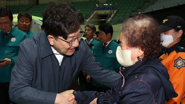 권성동, 안동 산불 이재민 대피소 찾아 