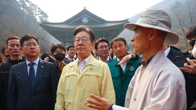 이재명, 경북 산불 피해 현장 방문…