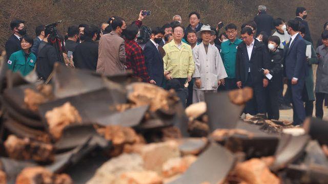 불 타버린 고운사 찾은 이재명 “피해 예산 걱정 없도록 할 것”