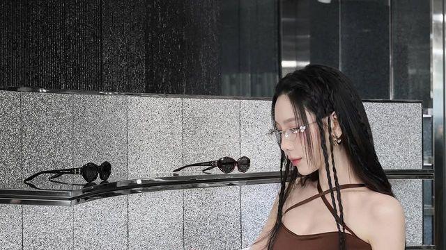 태연이 선택한 관능의 결, 초콜릿 드레스