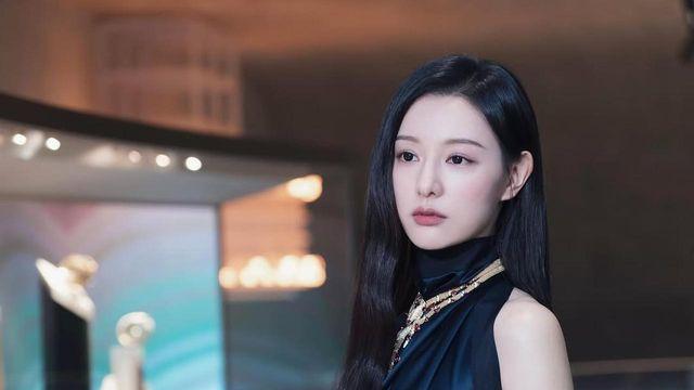 네이비 드레스와 주얼리의 조화, 김지원만의 절제된 아름다움