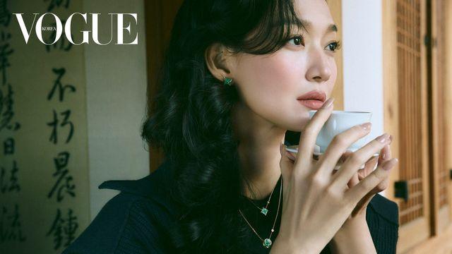 한옥의 고요함 속에서 피어난 신민아의 찬란함