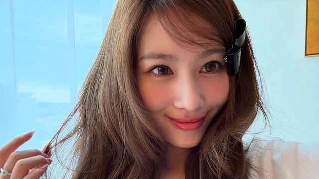 사나의 봄날 미소, 블랙 리본 핀으로 완성한 러블리 무드