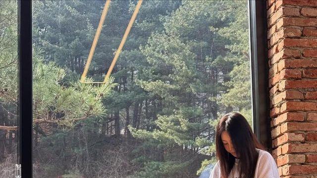 시간마저 잊게 하는 황신혜, 스웨트셔츠와 미니스커트 그리고 샌들의 조화