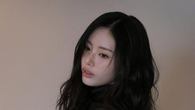 시스루 블랙으로 완성한 박지원의 고요한 관능