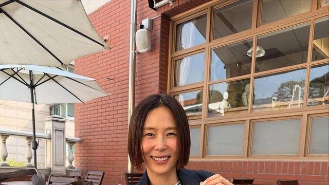 클래식한 로퍼와 단정한 단발머리로 완성한 ‘김나영식 미니멀리즘’