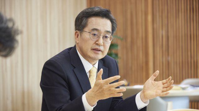 김동연, 검찰 문재인 소환 통보에 “검찰 선배인 보스에 충성?”