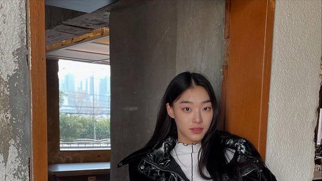 슬림한 실루엣과 구조적인 볼륨의 조화, 김설희의 레이어링 미학