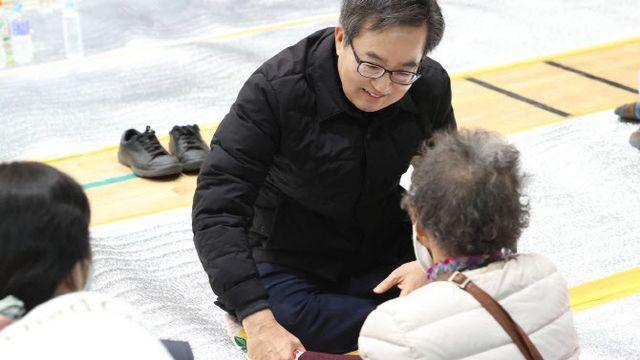 산불 이재민 만난 김동연 부부의 '손'이 향한 곳은