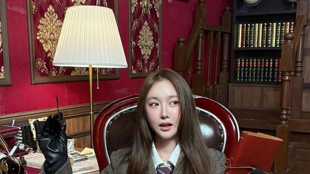 셜록이 된 민영, 체크 수트로 퀘스트 시작