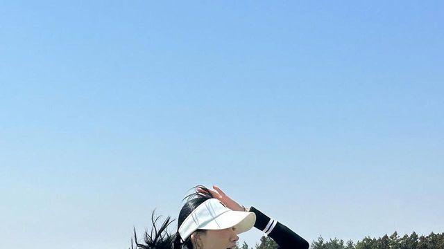 봄바람을 입은 듯, 안근영의 핑크 골프웨어