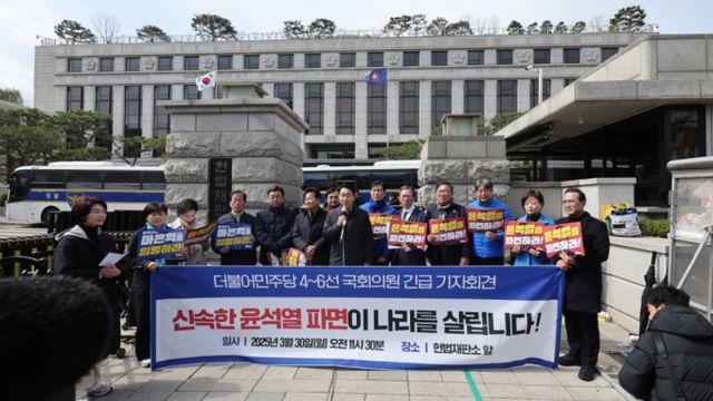 민주당, 헌재 재판관 임기 연장 법안 심사 착수… 탄핵 선고 지연 대비