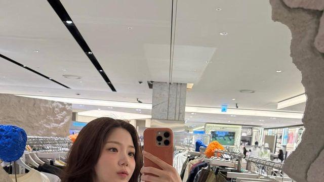 쇼핑 중 만난 봄의 그림자, 신지연의 데님 룩