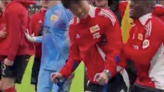 ‘아시안게임 金 주역’ 정우영 쓰러졌다…발목 꺾여 8분 만에 OUT→목발 짚고 퇴근