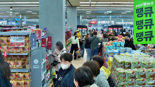 롯데마트, 땡큐절 매출 20% 증가…전복 900원대 판매