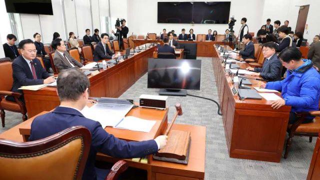 [속보] ‘문형배·이미선 임기연장법안’…야권 주도 법사소위 통과