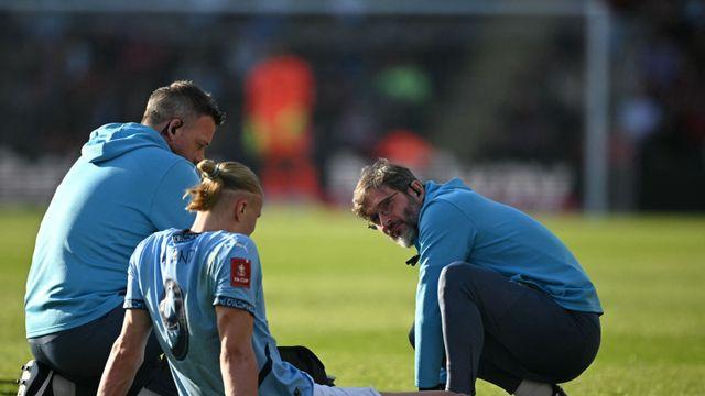 간신히 FA컵 4강 오른 맨시티, 홀란 부상에 울상…“목발 짚고 떠나”
