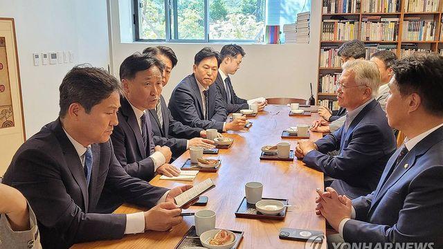 민주, '文소환 통보'에 검찰 거듭 비난…