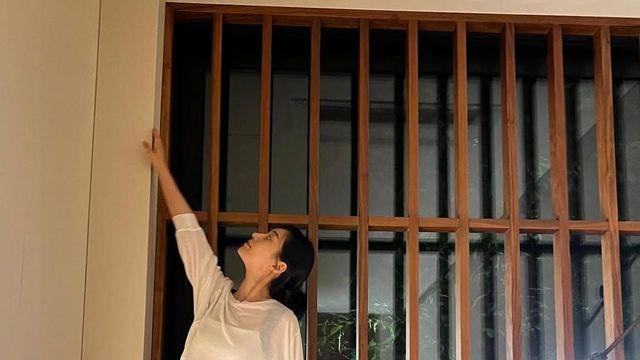 고요한 밤, 권유리의 우아한 레깅스룩
