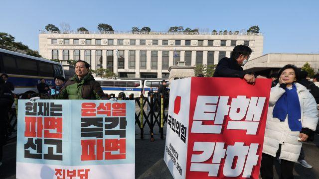 국회 측 대리인단, 헌재에 '尹 파면' 촉구 유홍식 추기경·한강 작가의 시국선언문 제출