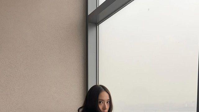데님 팬츠가 이렇게 멋질 일인가요... 정수정,  체크 재킷과 데님의 완벽한 균형