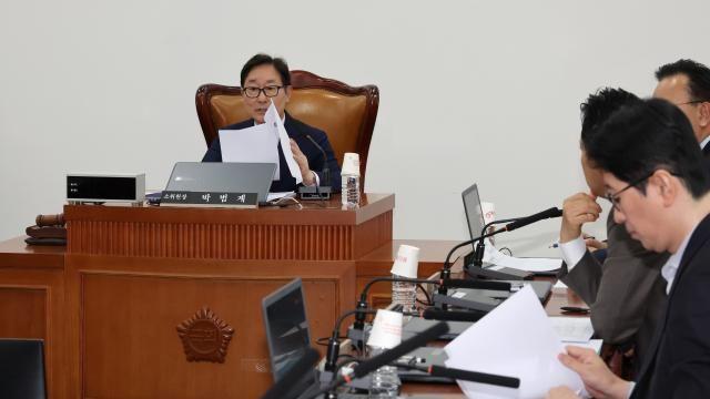 野, '문형배·이미선' 임기연장법 법사소위 의결…與 