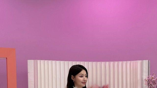 러플 블라우스와 레드 시스루 스커트로 봄을 닮은 정유진의 첫 촬영 현장 룩