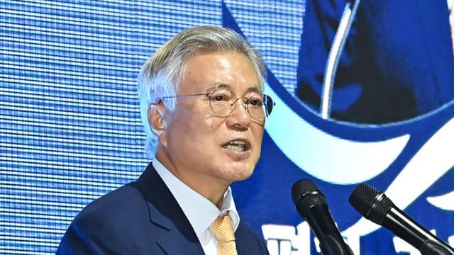 검찰, '뇌물수수 혐의' 문 전 대통령 서면조사…