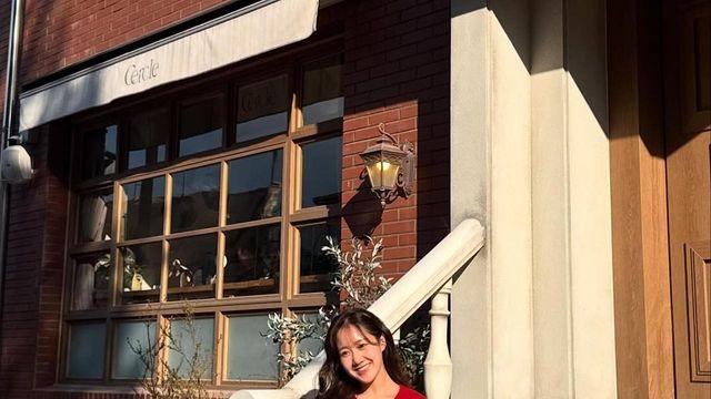 햇살처럼 웃는 진지희의 봄날 산책, 바람에 살랑이는 벌룬 스커트