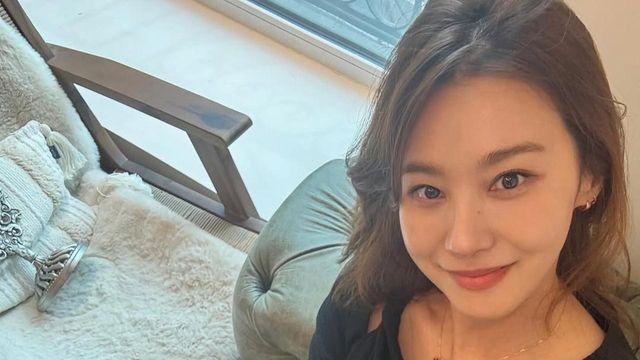괜히 꾸며보고 싶었던 날, 유인영의 블랙 원피스 룩