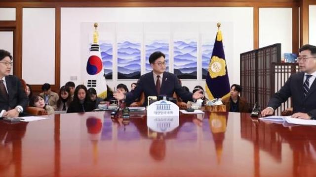 여야, 추경·4월 본회의 일정 합의 불발…오후 다시 회동