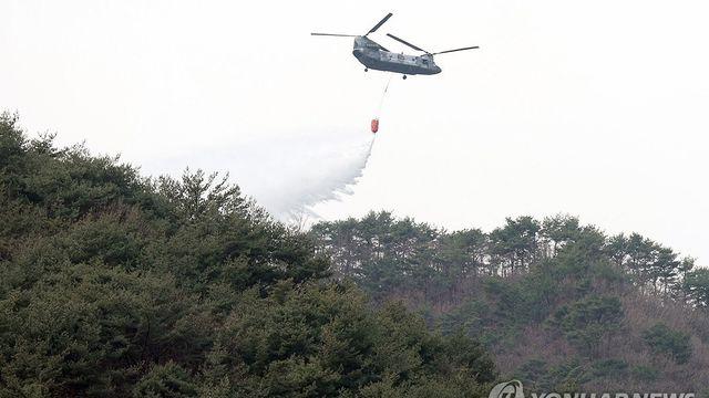 물 5천ℓ 한 번에…軍 '치누크' 헬기 산불 현장 맹활약(종합)