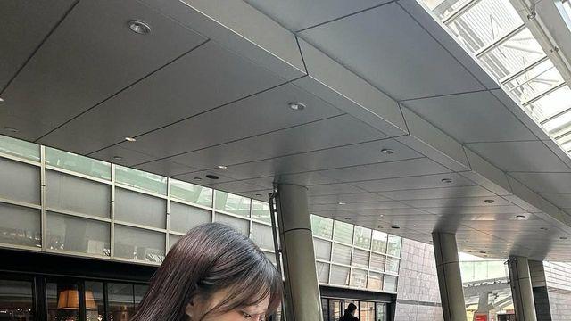 럭비셔츠 하나로 완성한 이미주의 봄날